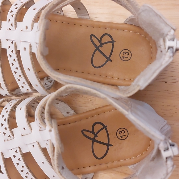 2/$15 GUC Girls White Sandles Size 13 - Picture 3 of 5